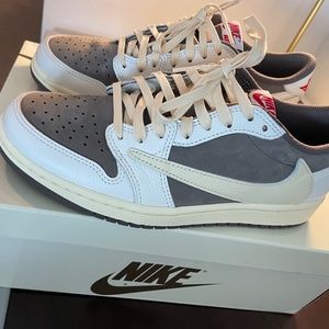 Travis Scott Jordan 1 Low reverse mocha Size 8.5